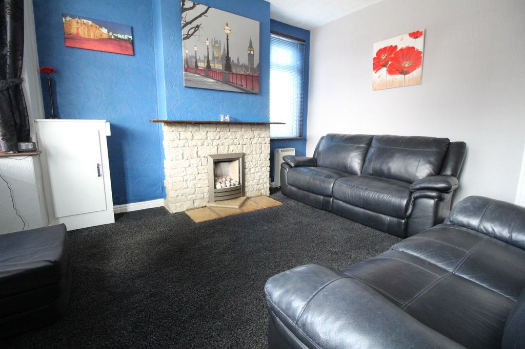 Property photo 2 of 18 Lounge