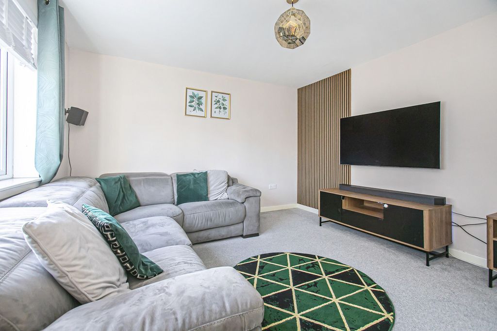 Property photo 2 of 32