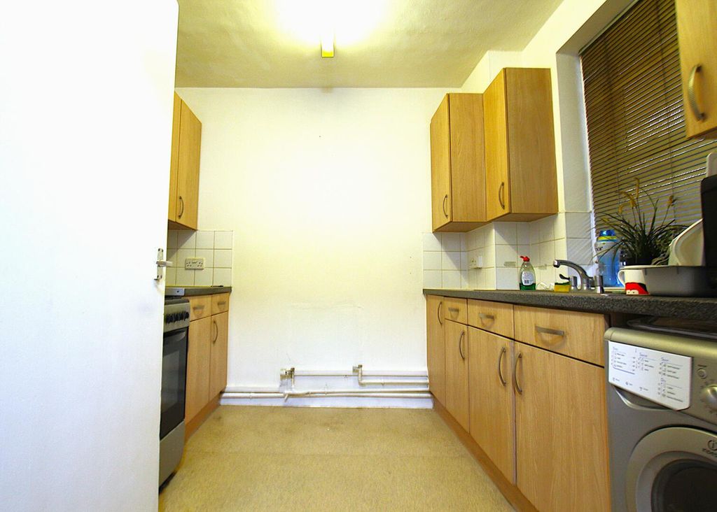 Property photo 3 of 6 Kitchen