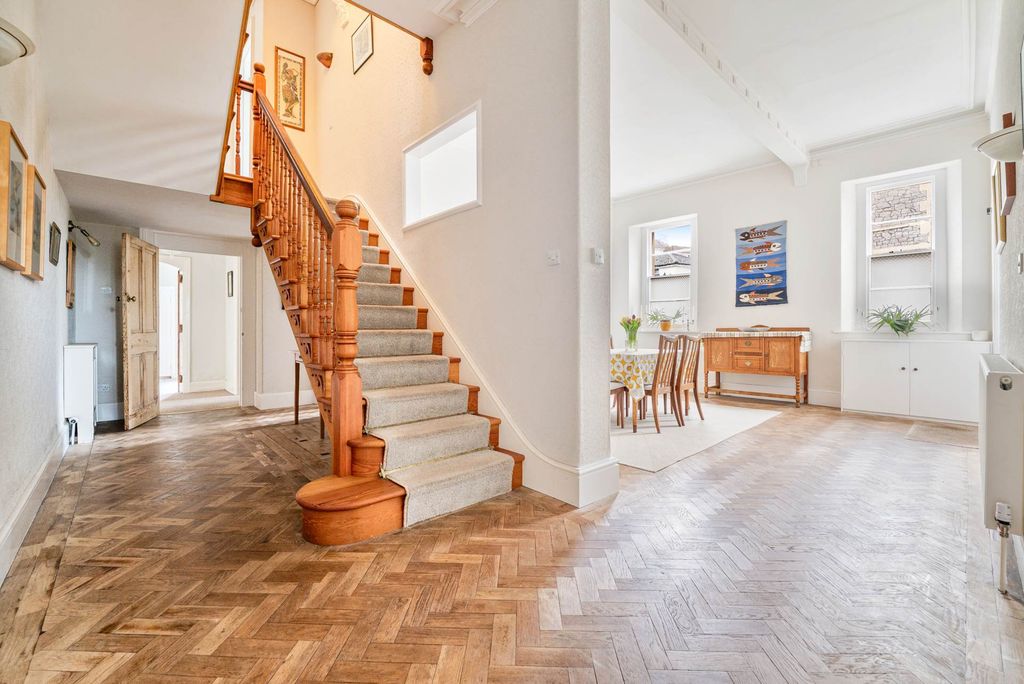 Property photo 2 of 31