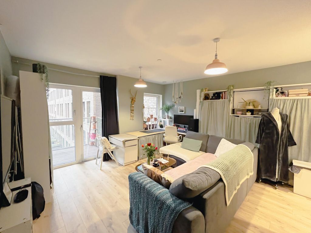 Property photo 3 of 21 Living Room