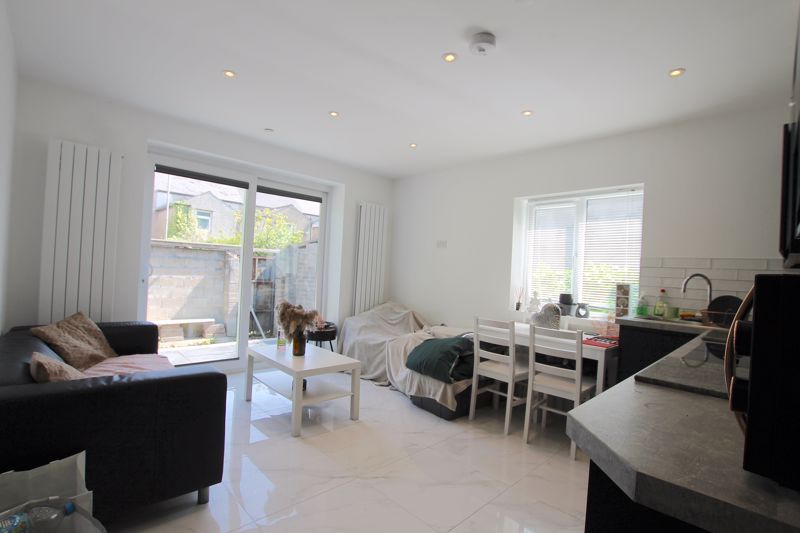 Property photo 1 of 7 Photo 4