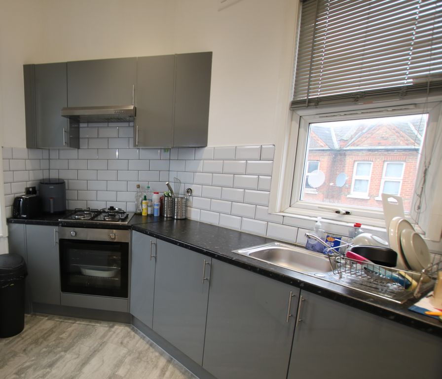Property photo 3 of 8 Kitchen