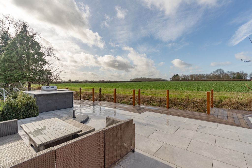 Property photo 2 of 32