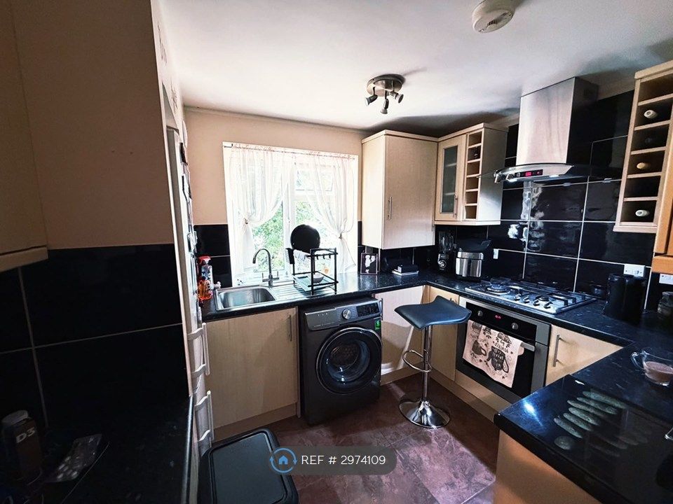 Property photo 3 of 7 Kitchen