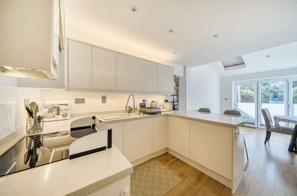 Property photo 2 of 23 1350485-12-68c047...