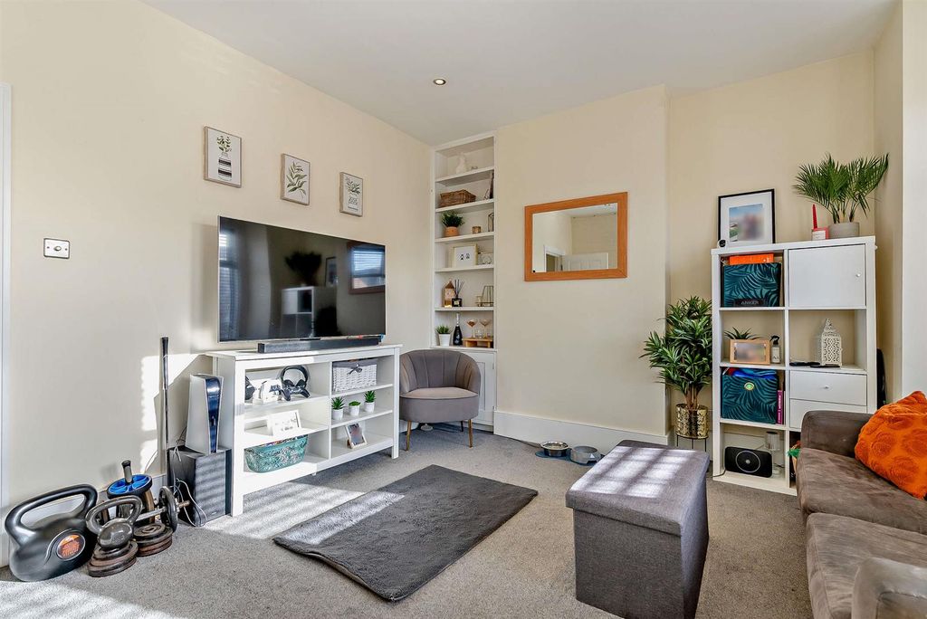 Property photo 2 of 9 8634670-Interior11-800.Jpg