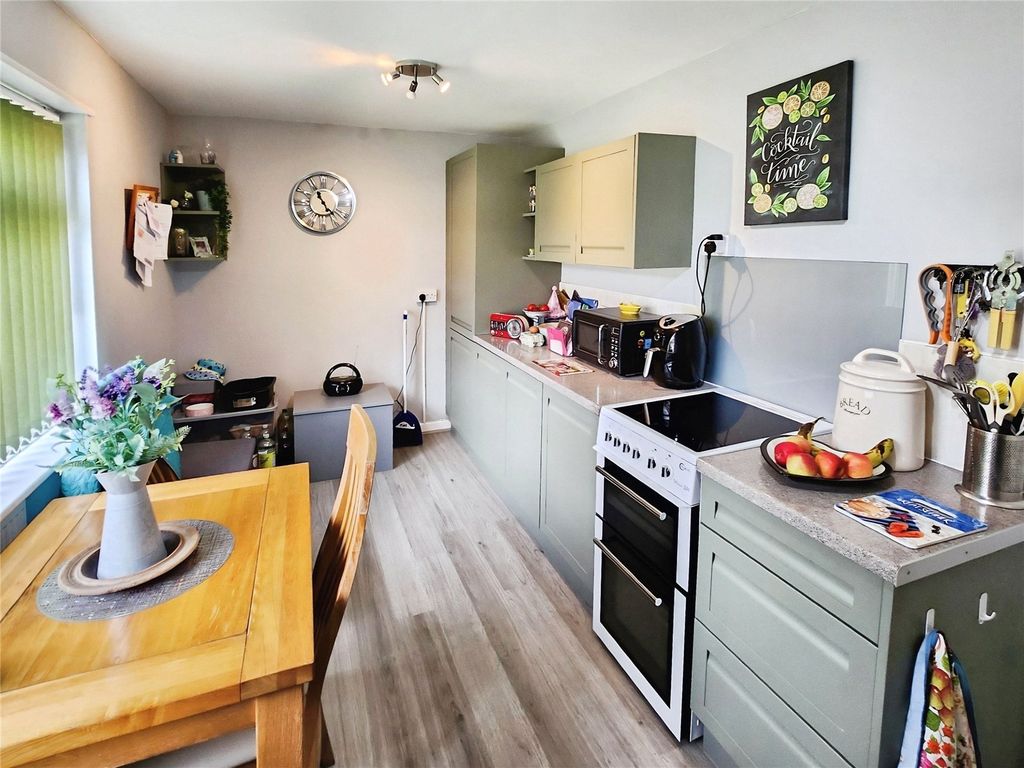 Property photo 3 of 10 Kitchen/Dining Room