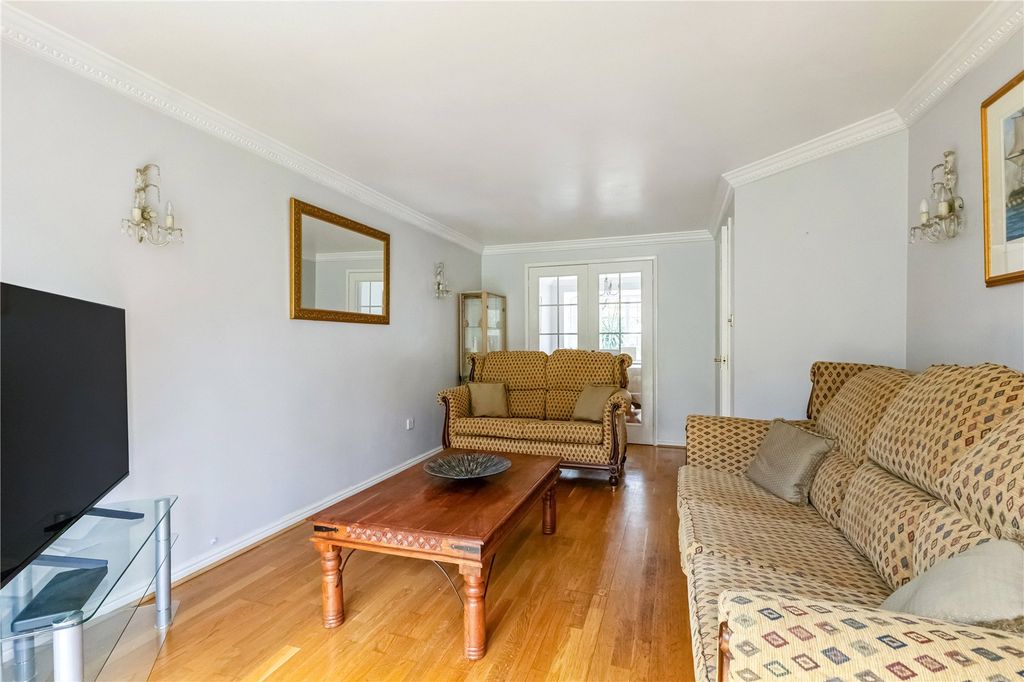 Property photo 3 of 15 Sitting Room