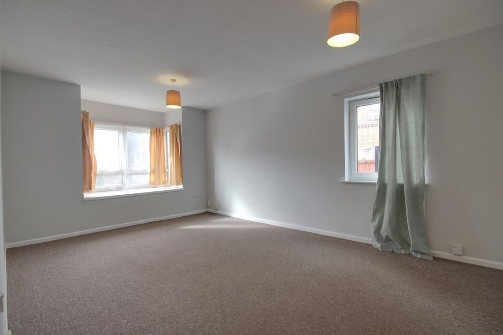 Property photo 3 of 5 Living Room