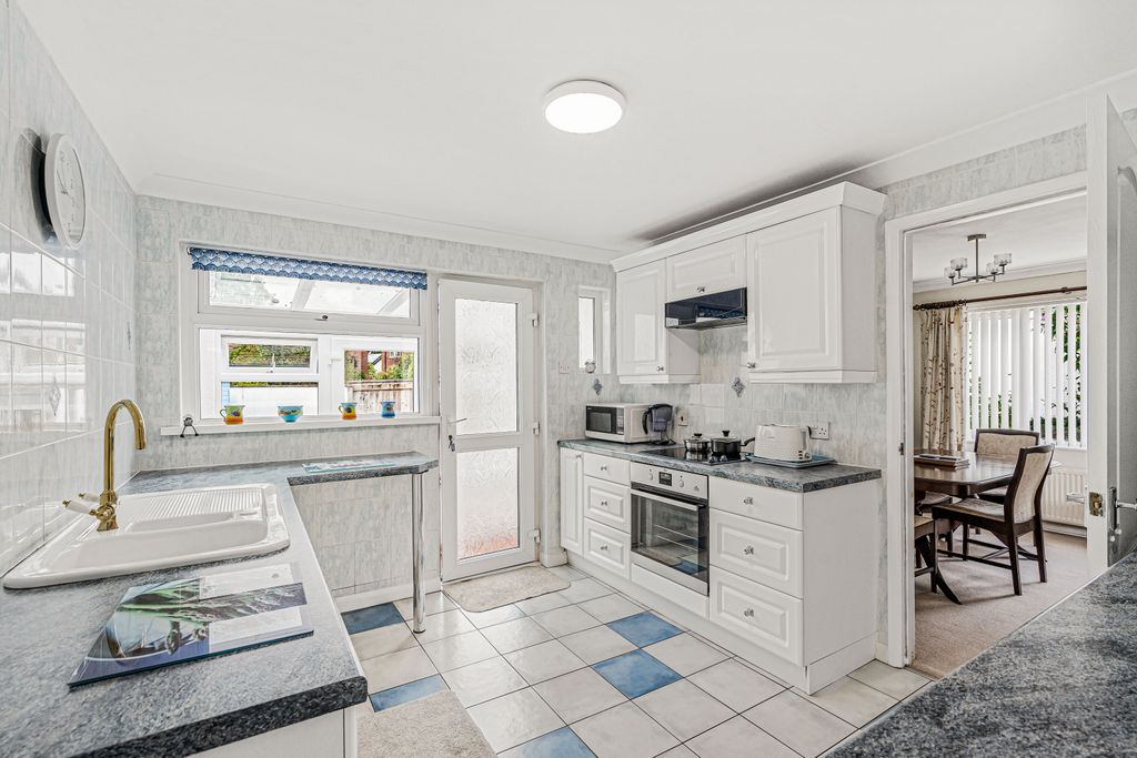 Property photo 3 of 18 Kitchen (2)