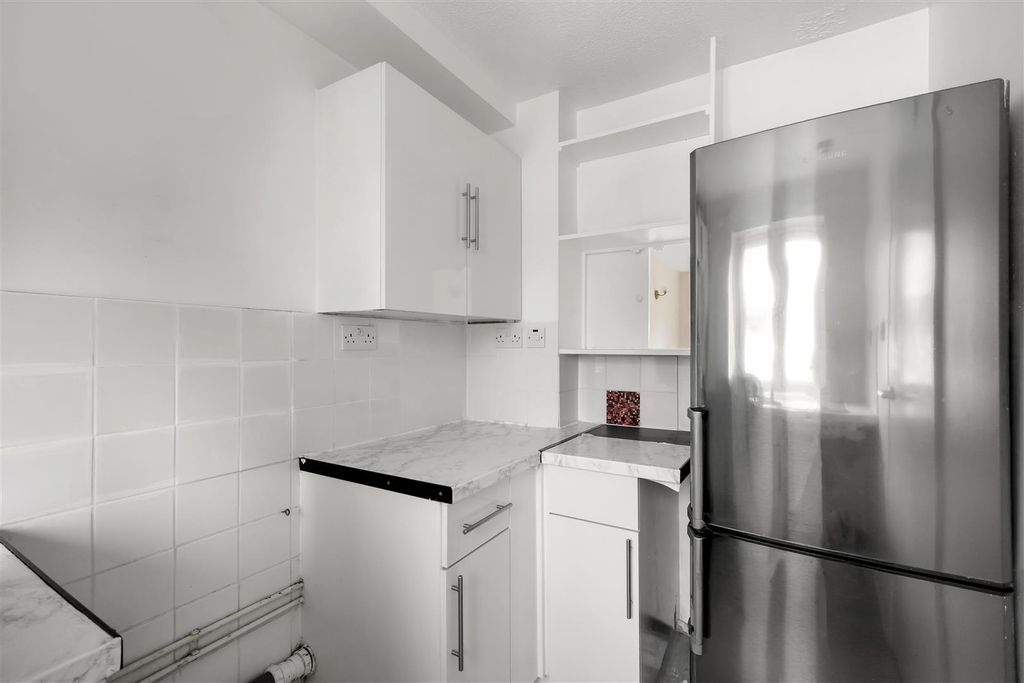 Property photo 3 of 16 Rolvenden Place, N17