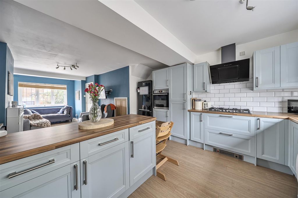 Property photo 3 of 17 Kitchen