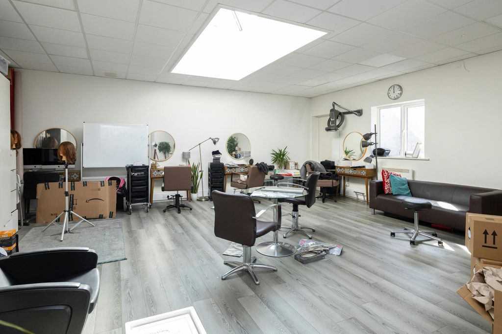 Property photo 3 of 10 19-Amersham.Jpg
