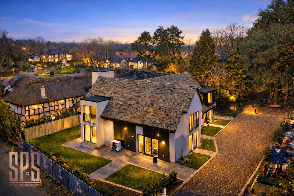 Property photo 1 of 10 Luxurious Four Bedroom Home