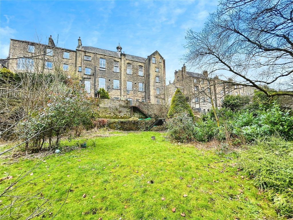 Property photo 1 of 20 Central Hall