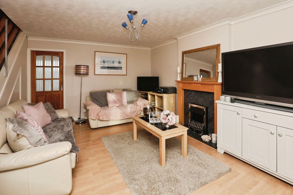 Property photo 3 of 15 Lounge