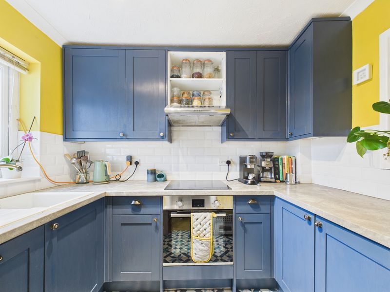 Property photo 3 of 11 Kitchen