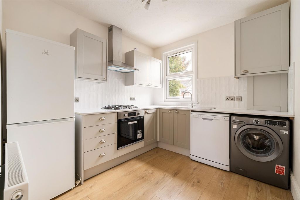 Property photo 3 of 17 Beech Hall Road, E4