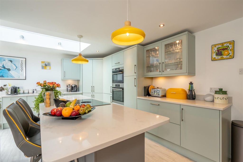 Property photo 3 of 21 Kitchen Breakfast Room (2).Jpg