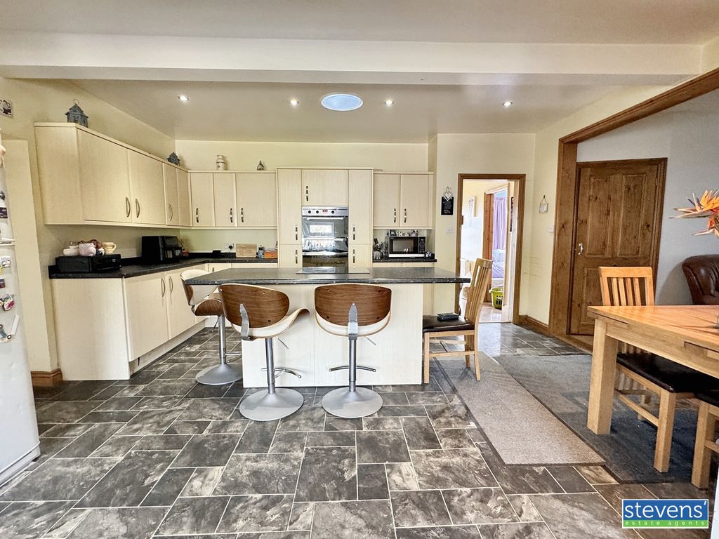 Property photo 3 of 34 Image00007