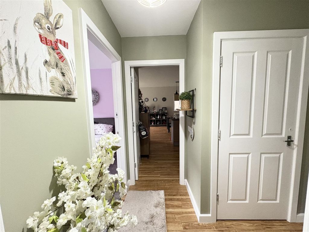 Property photo 3 of 18 Entrance Hall