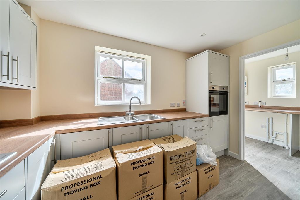 Property photo 3 of 18 Kitchen