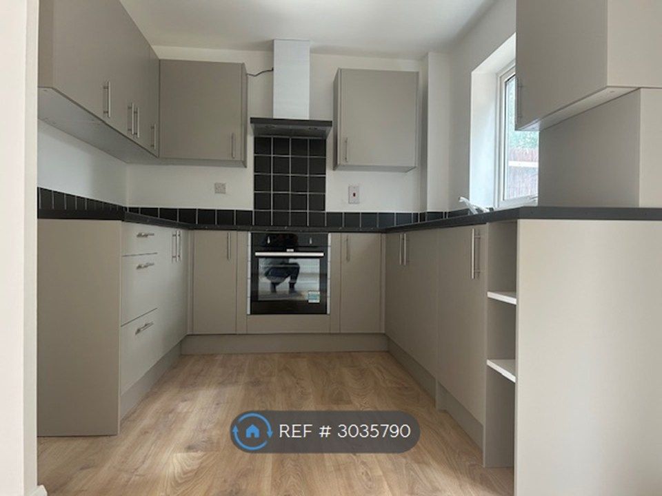 Property photo 3 of 16 Kitchen