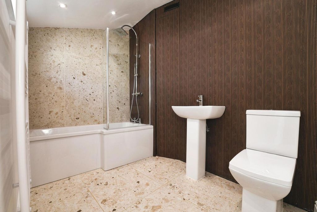 Property photo 3 of 10 Bathroom