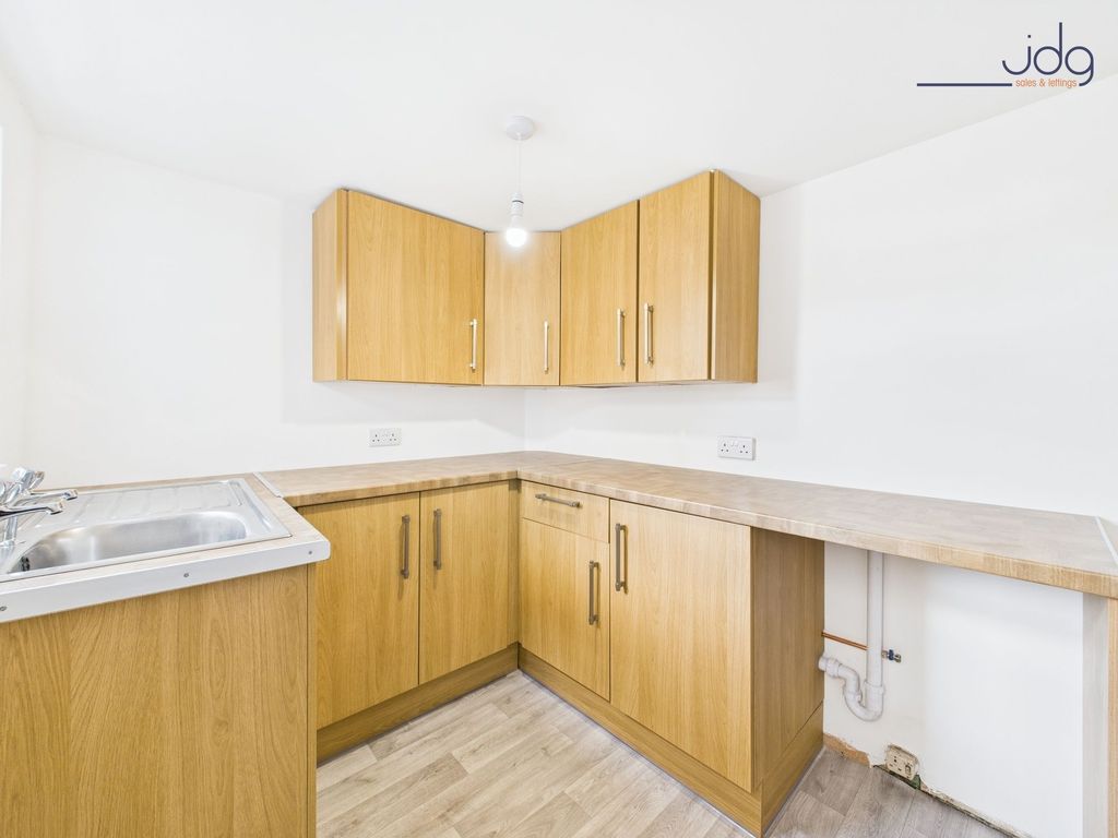 Property photo 3 of 17 Kitchen