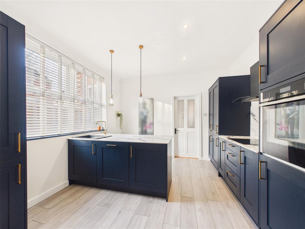 Property photo 3 of 13 Cam05451G0-Pr0090-Still007.Jpg