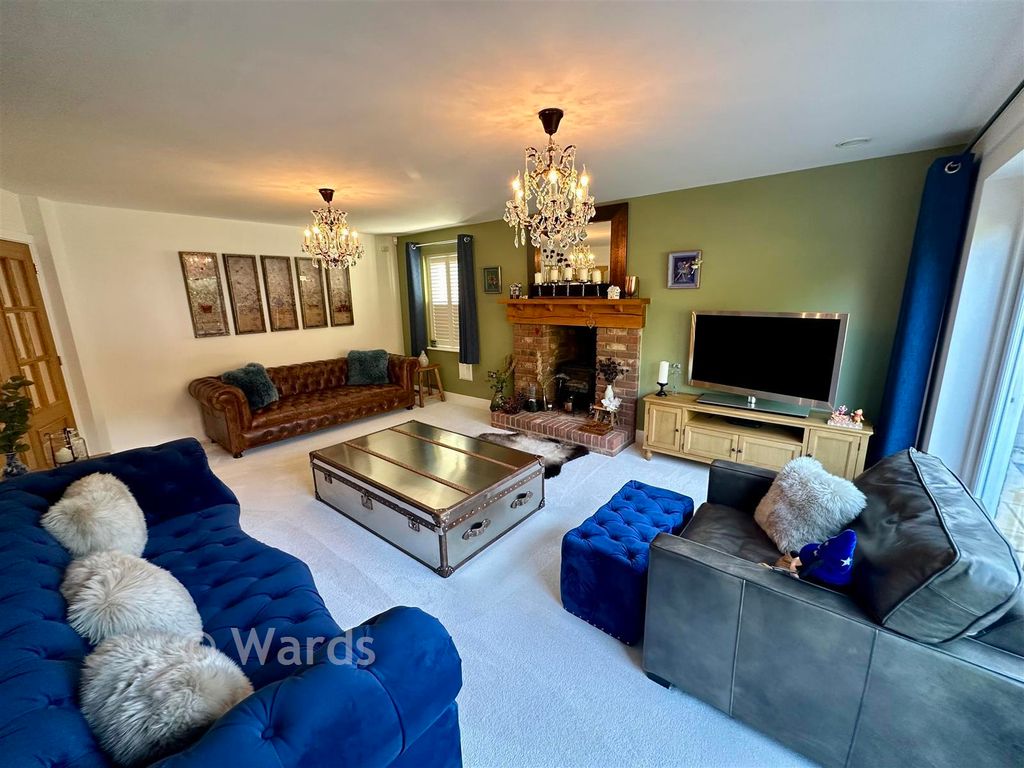 Property photo 3 of 17 Lounge