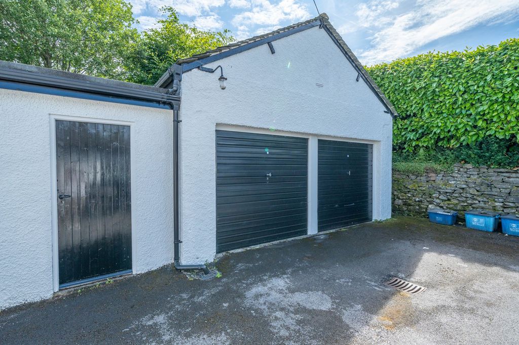Property photo 3 of 17 Garage (Far Right)