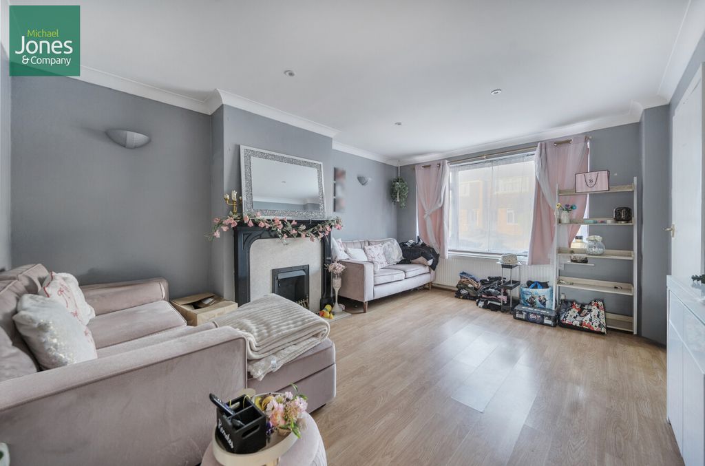 Property photo 2 of 10 Lounge