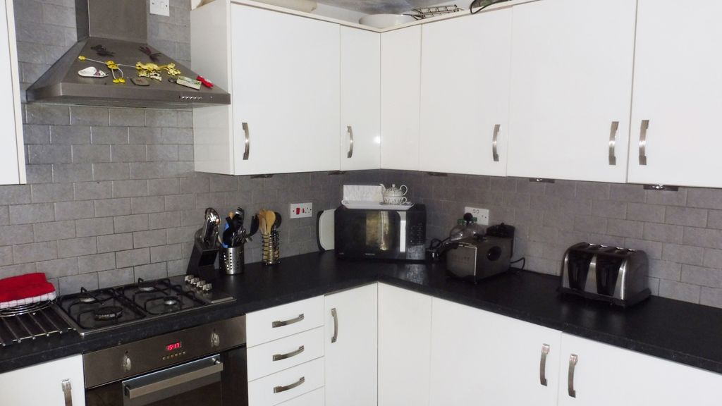 Property photo 3 of 12 Kitchen