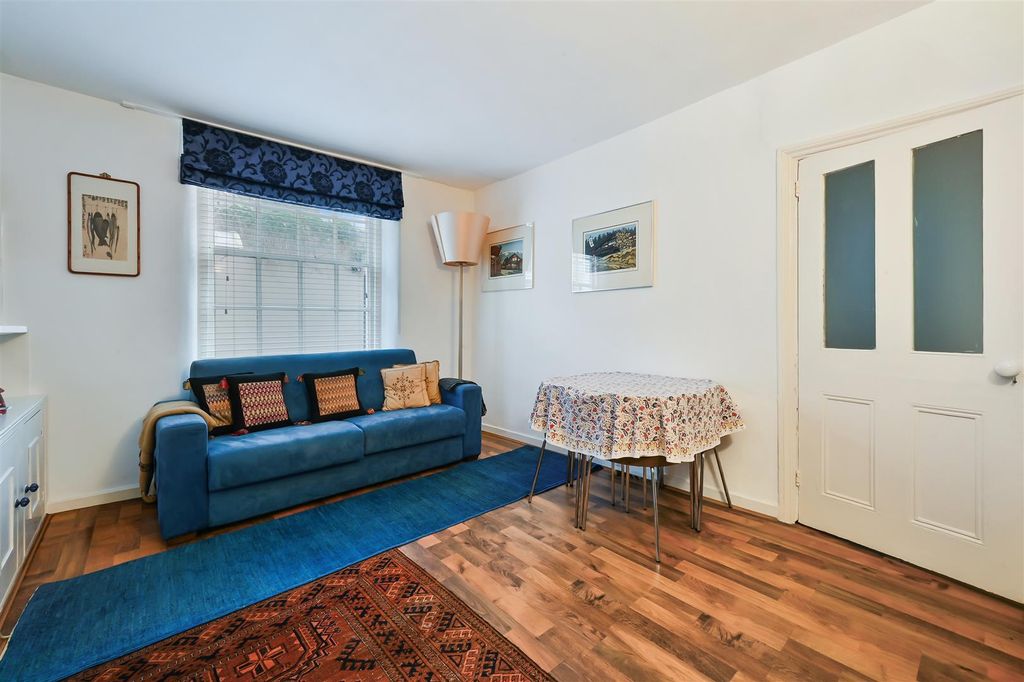 Property photo 1 of 15 Warwick Square Mews, 18 (1).Jpg