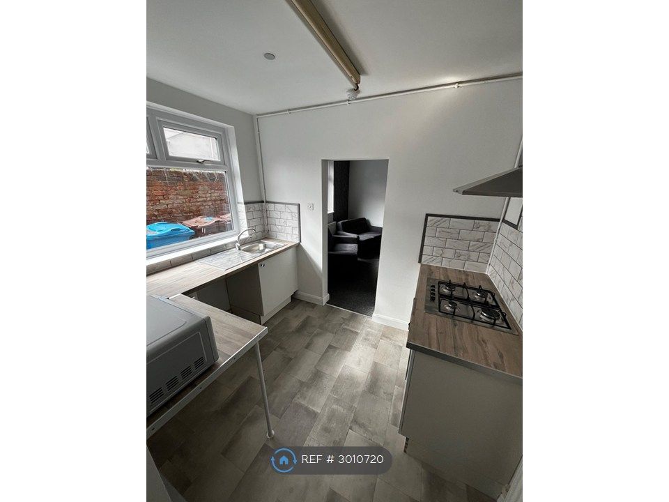 Property photo 2 of 6 Kitchen
