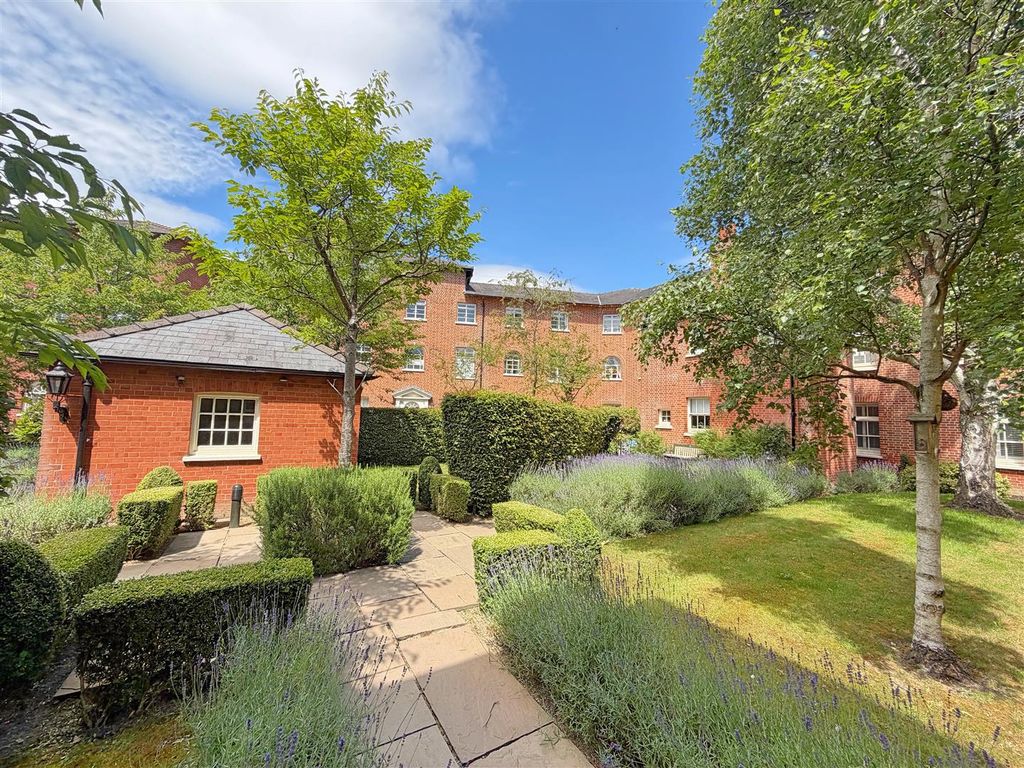 2 bed flat for saleOld St Michaels Drive, Braintree CM7 photo 4