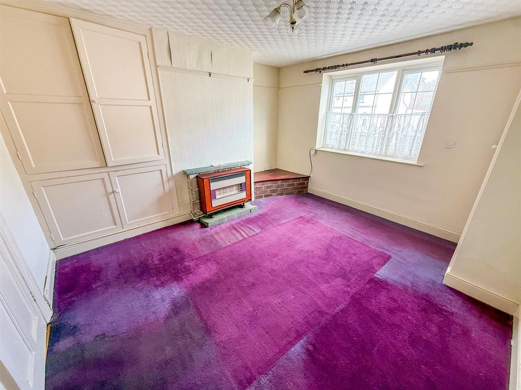 Property photo 3 of 8 Lounge