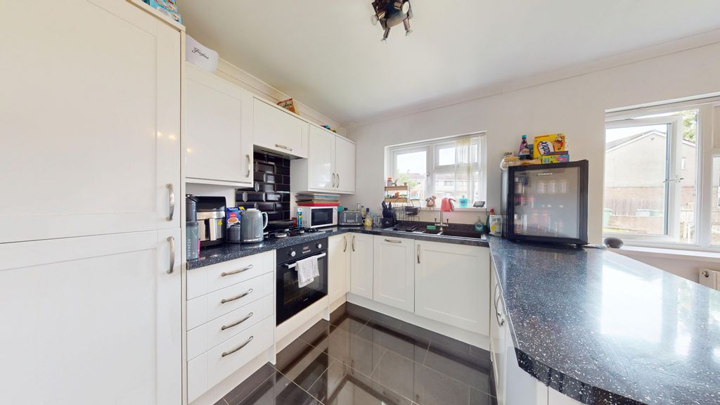 2 bed flat for saleFarmleigh, Cardiff CF3 photo 4