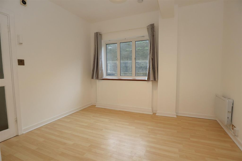 Property photo 3 of 7 Living Room