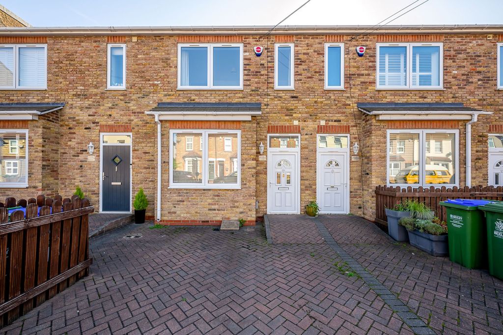 Property photo 1 of 11 External