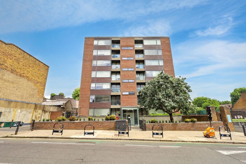 Property photo 1 of 18 Flat 6, Charles Allen House, 22 Amwell Street, Clerkenwell, London Ec1R 1Xu