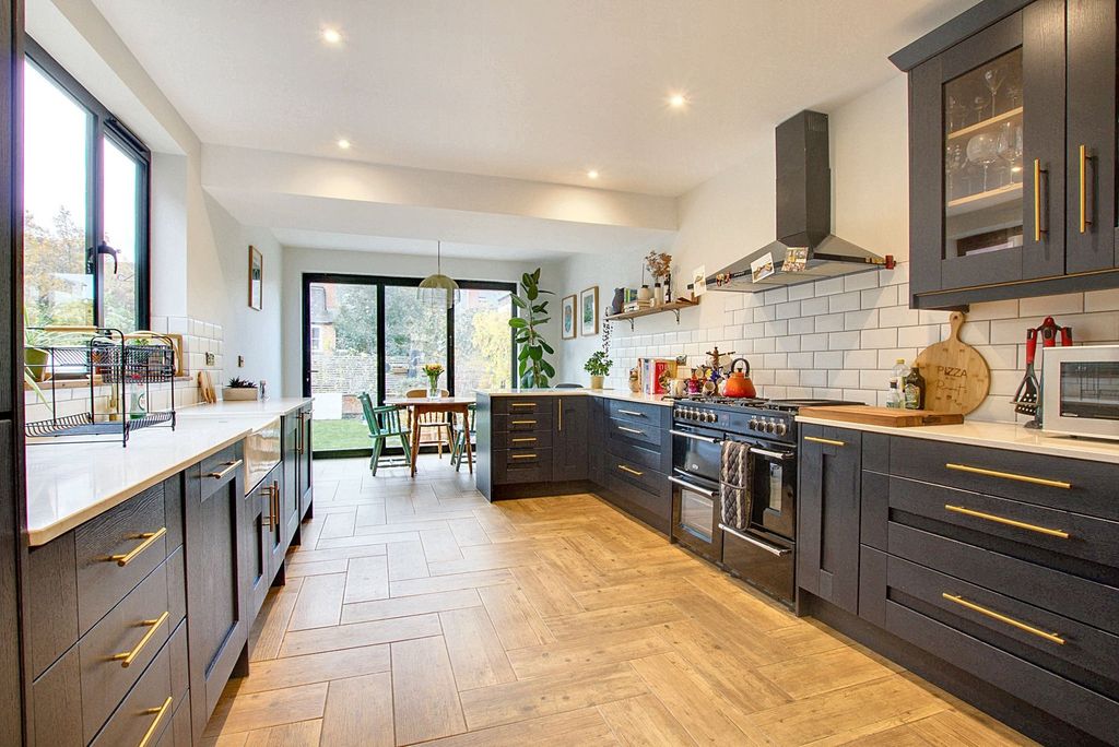 Property photo 3 of 27