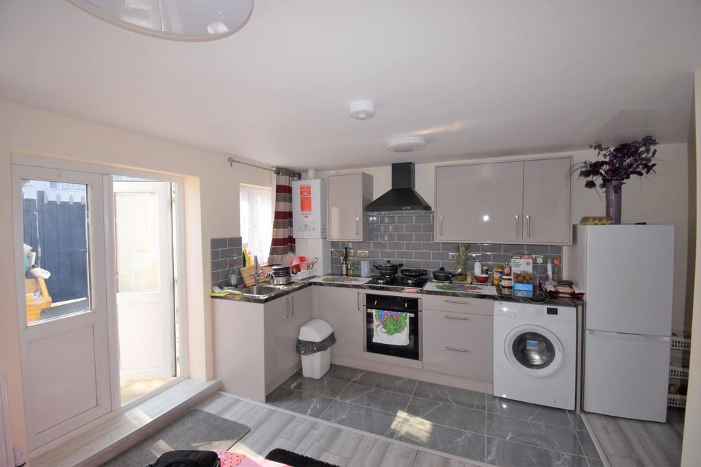 Property photo 1 of 7 Two Bedroom Independent Ground Floor Flat -2050 Pcm