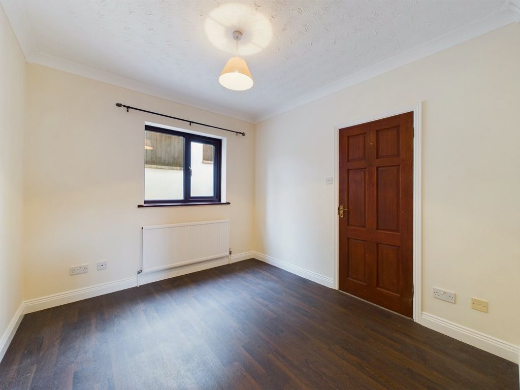 Property photo 3 of 24 Snug