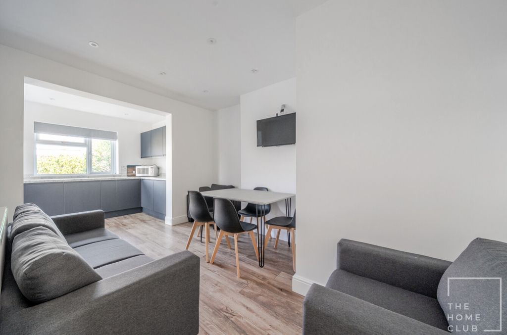 Property photo 3 of 17 5d18E073-A46F-456A-82Fc-9433B91E1739