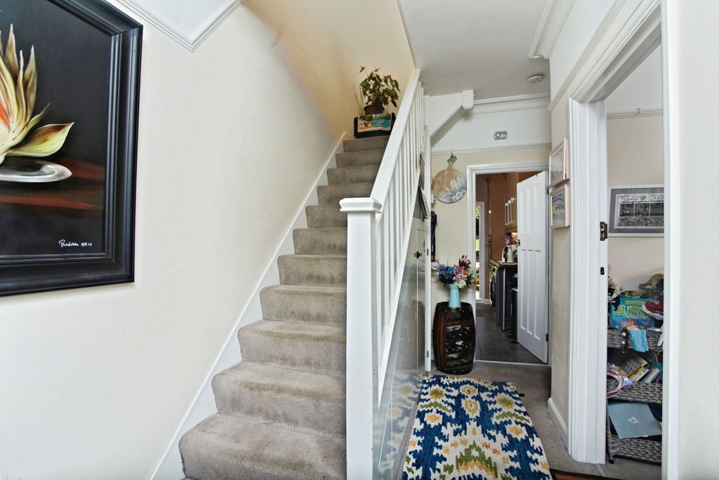Property photo 3 of 20 Entrance Hall