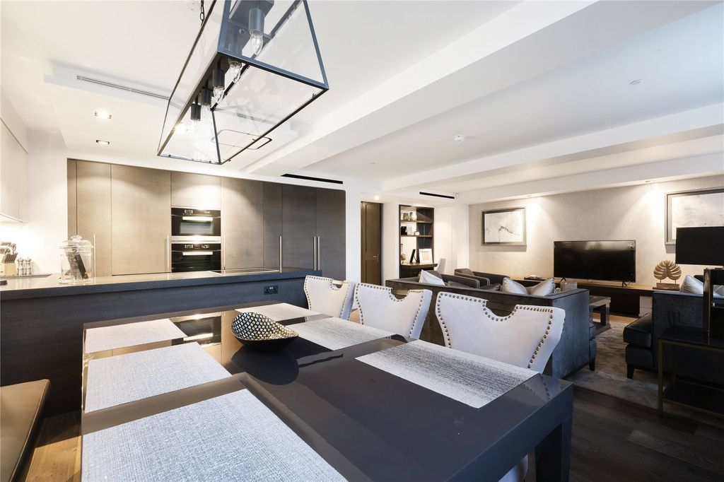 Property photo 3 of 12 Dining Area