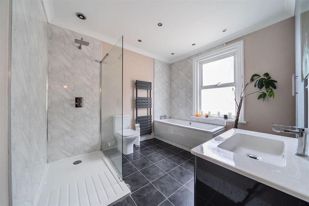Property photo 2 of 12 Bathroom